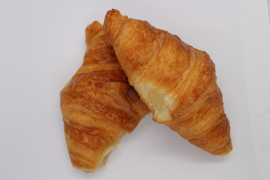 Beyaz arka planda taze kruvasan