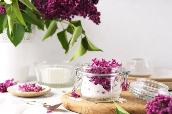 Leylak çiçeklerinden şerbet hazırlamak için. Kadehler. Beyaz arka plan. Seçici odaklanma. Boşluğu kopyala.