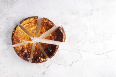 Ev yapımı Bask peynirli kek dilimi.