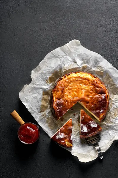 Siyah masada reçelli peynirli kek servisinin en üst görüntüsü. Boşluğu kopyala