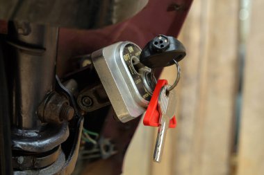 Kontrol paneli anahtarına motosiklet ateşleme anahtarı yüklendi