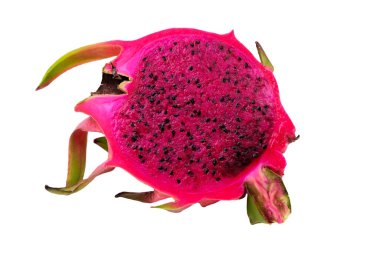 Bir dilim ejderha meyvesi ya da kırmızı ejderha meyvesi beyaz arka planda kırpma yolu ile izole edilmiş.