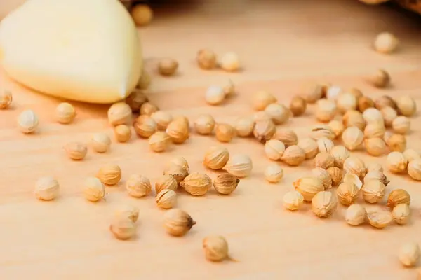 Coriander Seeds Scattered Wooden Cutting Board Seasoning Special Aroma — Stock Photo, Image