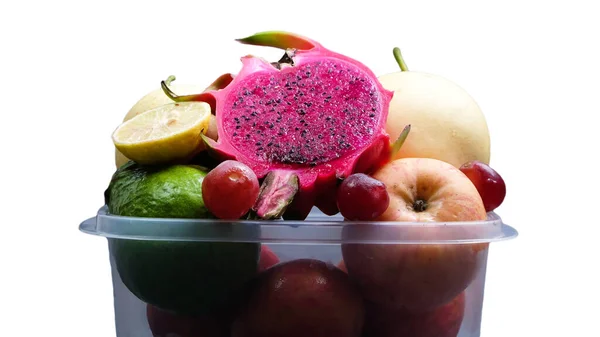 クリッピングパスを持つ白い背景に透明な容器に新鮮な果物全体のスライス 健康食品のコンセプト — ストック写真