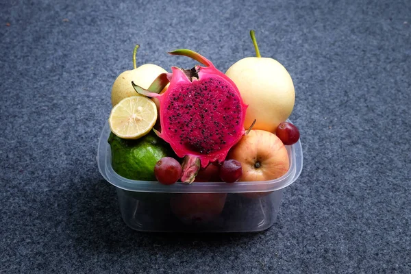 Vista Superior Rebanadas Fruta Fresca Entera Recipiente Transparente Sobre Fondo — Foto de Stock