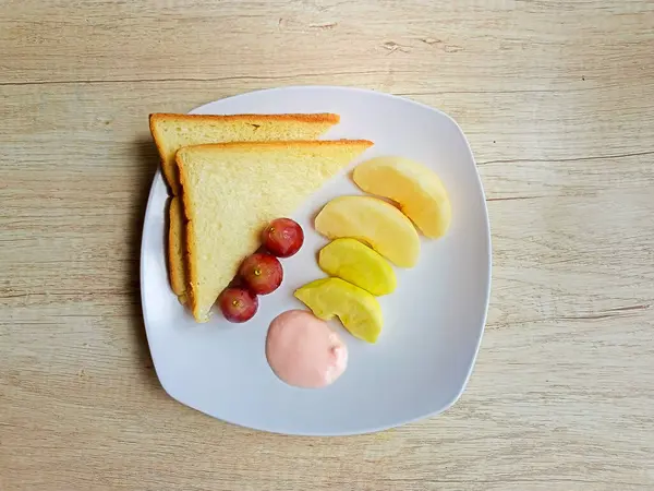 Gesundes Essen Mit Frischen Früchten Und Scheiben Brot Auf Weißem — Stockfoto