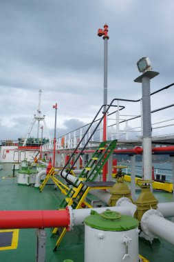 Banten, Endonezya 15 Kasım 2022: Kimyasal tanker boru hattı yapımı. Suya demir atmış endüstriyel yakıt tankeri..