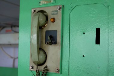 Geminin kontrol odasındaki eski telefon. Eski, kirli ve çizik bir telefonla iletişim odası.