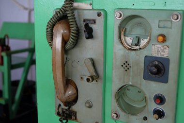 Geminin kontrol odasındaki eski telefon. Eski, kirli ve çizik bir telefonla iletişim odası.