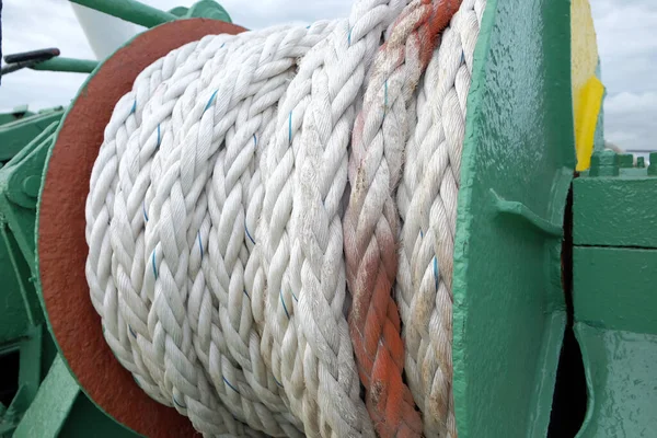 在船用滚筒上系起重缆绳 油轮前部的甲板系泊装置 — 图库照片