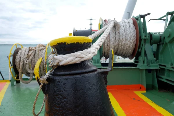 在船用滚筒上系起重缆绳 油轮前部的甲板系泊装置 — 图库照片