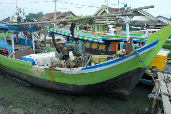 Лампунг Индонезия Ноября 2022 Деревянная Рыбацкая Лодка Села Мель Пирсе — стоковое фото