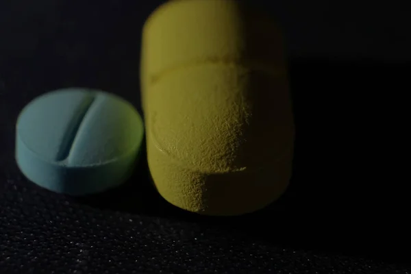 Drogas Coloridas Comprimidos Cápsulas Sobre Fundo Escuro — Fotografia de Stock