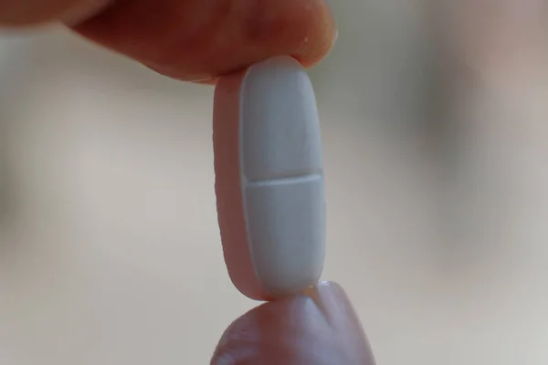 Main Masculine Montrant Une Pilule Sur Leur Doigt Déconcentré Sur — Photo