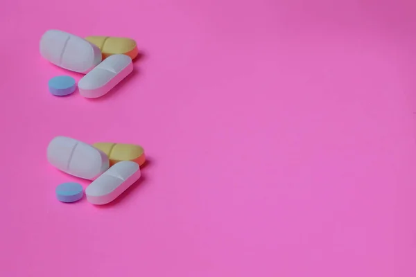 Πολύχρωμα Φάρμακα Χάπια Και Κάψουλες Ροζ Φόντο Αντιγραφή Χώρου — Φωτογραφία Αρχείου