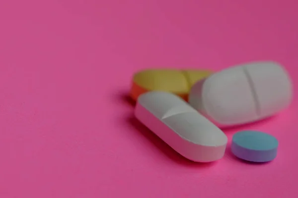 Drogas Coloridas Comprimidos Cápsulas Sobre Fundo Rosa Espaço Cópia — Fotografia de Stock