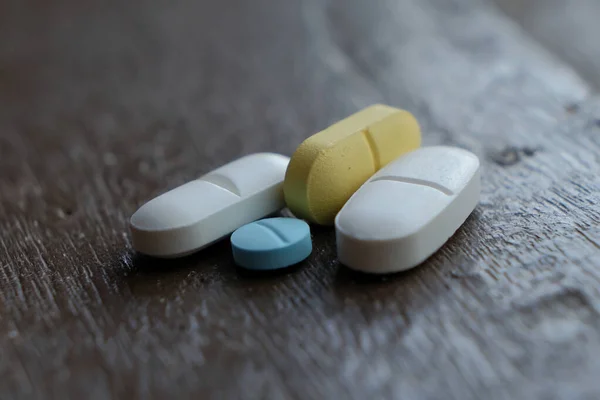 Πολύχρωμα Φάρμακα Χάπια Και Κάψουλες Σκούρο Φόντο — Φωτογραφία Αρχείου