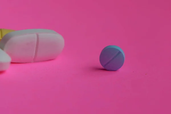 Farmaci Colorati Pillole Capsule Sfondo Rosa Copia Spazio — Foto Stock