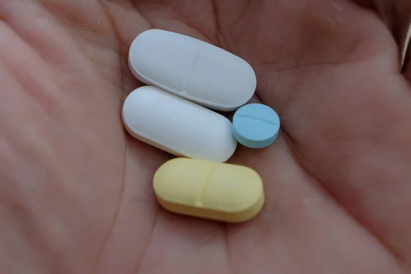 Médicaments Entre Les Mains Des Hommes Pilules Capsules Dans Paume — Photo