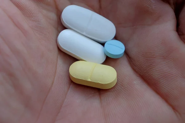 Médicaments Entre Les Mains Des Hommes Pilules Capsules Dans Paume — Photo