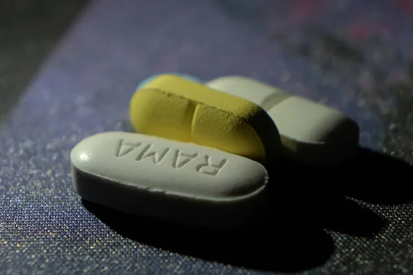 Színes Drogok Tabletták Kapszulák Sötét Háttérrel — Stock Fotó