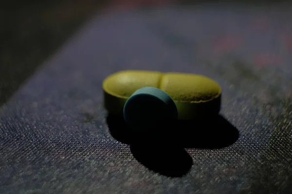 Színes Drogok Tabletták Kapszulák Sötét Háttérrel — Stock Fotó