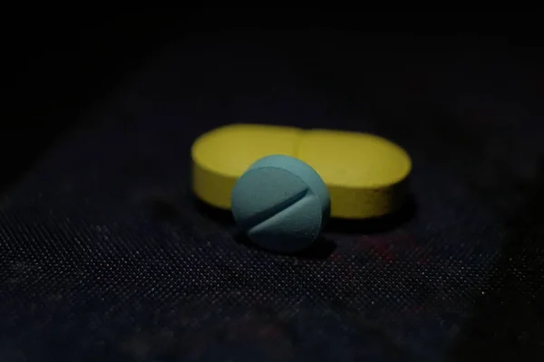 Drogas Coloridas Comprimidos Cápsulas Sobre Fundo Escuro — Fotografia de Stock