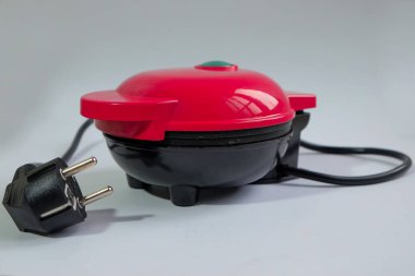 Mini waffle makinesi beyaz arkaplanda izole