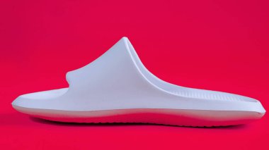 Kadınlar için kauçuk ev terlikleri. Mor arka planda beyaz renk.