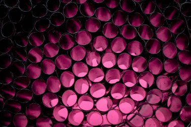 Pembe arka planda siyah kamış ucu, plastik kamış ucu, pembe arkaplanda içi boş tüp..