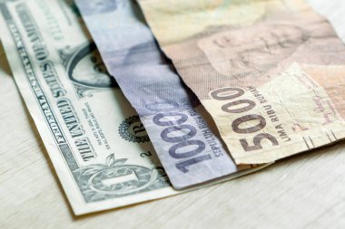 Bir dolarlık banknotlar ve 15,000 rupiah banknotlar. Döviz kurları kavramı