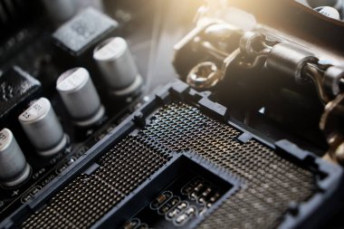 1155 numaralı bilgisayar anakartına yakın çekim. İşlemci bağlantısı için LGA 1155 soketi