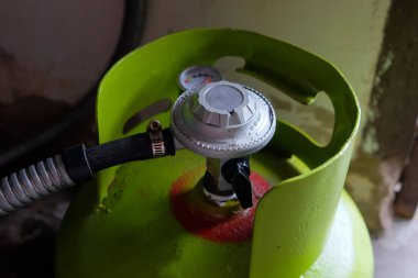 Regülatör yüklü yeşil LPG gaz silindiri