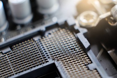 1155 numaralı bilgisayar anakartına yakın çekim. İşlemci bağlantısı için LGA 1155 soketi