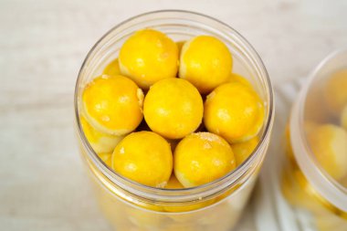 Nastar Cake, Pineapple Tart is a dry cake filled with pineapple jam that is commonly found during Eid al-Fitr celebrations