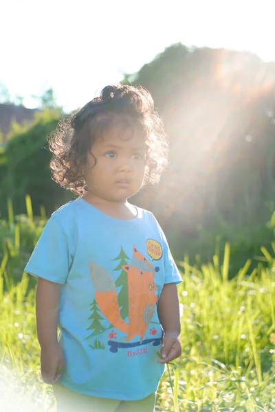 Potret Anak Laki Laki Dengan Rambut Keriting Berdiri Luar Sinar — Stok Foto