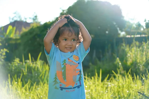 Potret Anak Laki Laki Dengan Rambut Keriting Berdiri Luar Sinar — Stok Foto