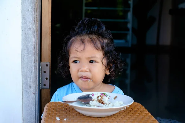 Anak Laki Laki Berambut Keriting Multirasial Duduk Makan Nasi Sarapan — Stok Foto