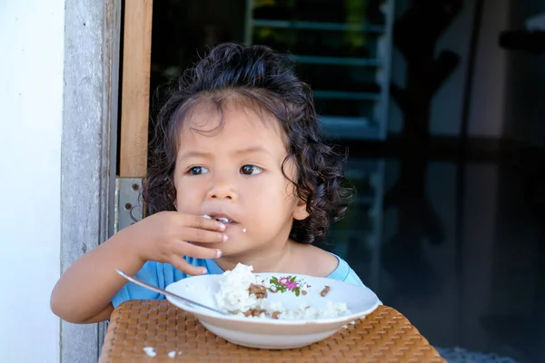 Anak Laki Laki Berambut Keriting Multirasial Duduk Makan Nasi Sarapan — Stok Foto
