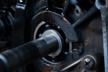 Motosiklet motor bakımı. Bozuk küçük motosiklet motoru