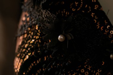 Soyut pullara ya da boncuklu kıyafet dekorasyonuna yakın çekim.