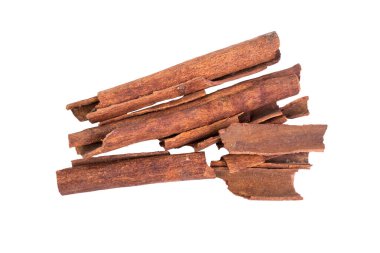 Tarçın çubuğu beyaz arka planda izole edilmiş, bitkiler