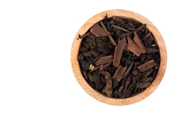 白を基調とした木の器にシナモンとドライ発酵茶葉 — ストック写真