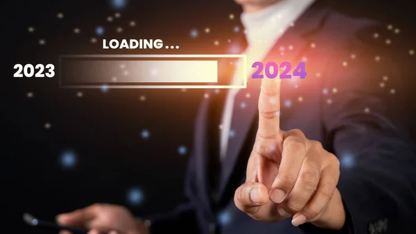 2023年から2024年までを数えるための2024年から20年までを指すか 触れるビジネスマン負荷バービジネスと成功を開始 — ストック写真