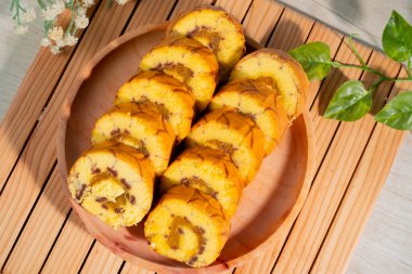 Tahta tabakta ananas reçelli vanilyalı dürüm.