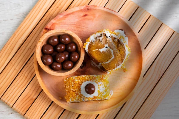 Plátky Moka Příchutí Chleba Rolky Pokryté Mléčnou Smetanou Ořechy Čokoládovými — Stock fotografie