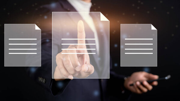 Деловой человек трогает виртуальный экран значком папки. Управление документацией в Интернете.