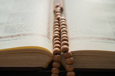 Müslümanlar için kutsal kitap ve tespih. Kuran ve tespih kavramı
