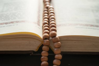 Müslümanlar için kutsal kitap ve tespih. Kuran ve tespih kavramı
