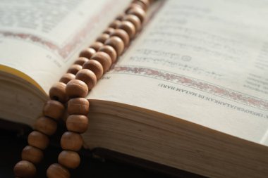 Müslümanlar için kutsal kitap ve tespih. Kuran ve tespih kavramı